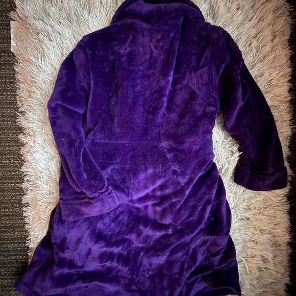 Covington Deep Purple Plush Robe - Picture 6 of 6